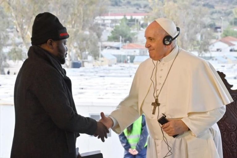 Voyage du Pape François en Grèce : un Congolais réfugié à Lesbos lui raconte sa dure épreuve