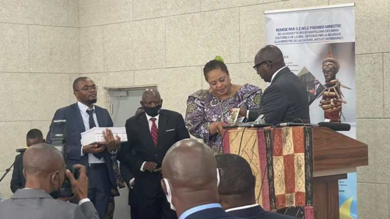 Restitution des œuvres d’art de la RDC : Sama lukonde procède à la remise des inventaires au ministre de la culture