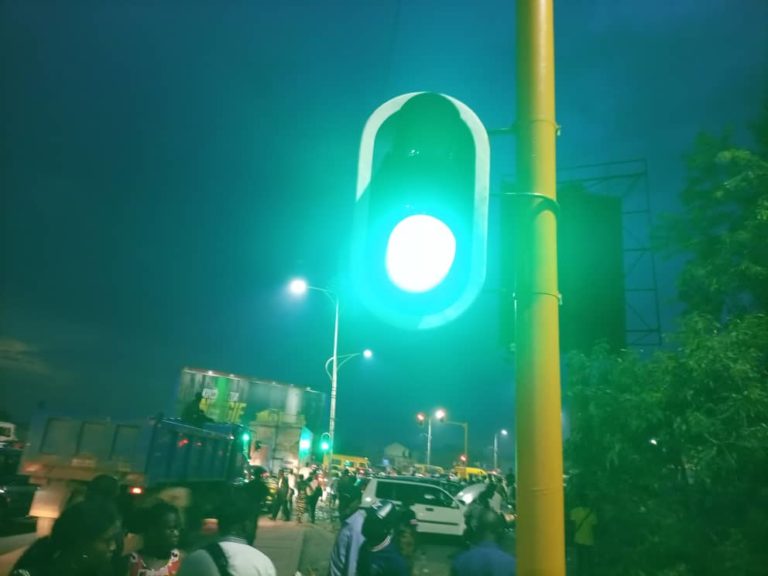 Circulation routière : Mal placés, les feux de signalisation à la base des embouteillages monstres sur le boulevard Lumumba