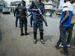Kinshasa : les policiers ujana humilient un lieutenant des FARDC en le déshabillant